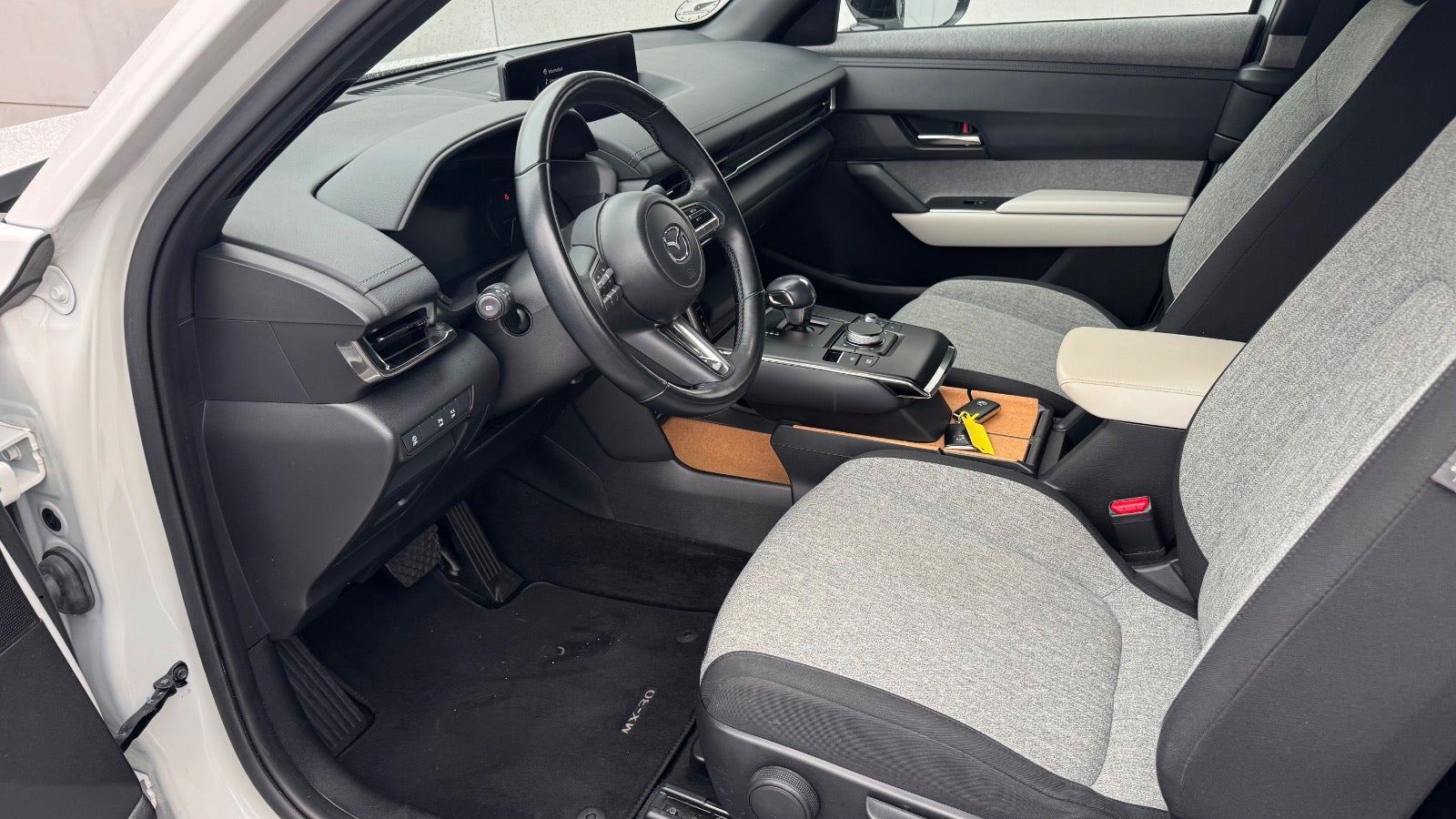 Hvid Mazda MX-30 fra 2022