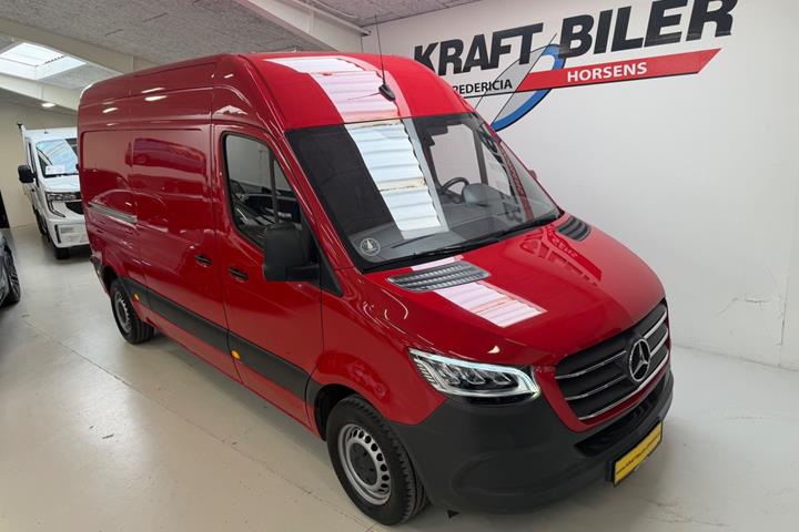 Rød Mercedes Sprinter 315 fra 2024