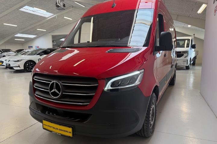 Rød Mercedes Sprinter 315 fra 2024
