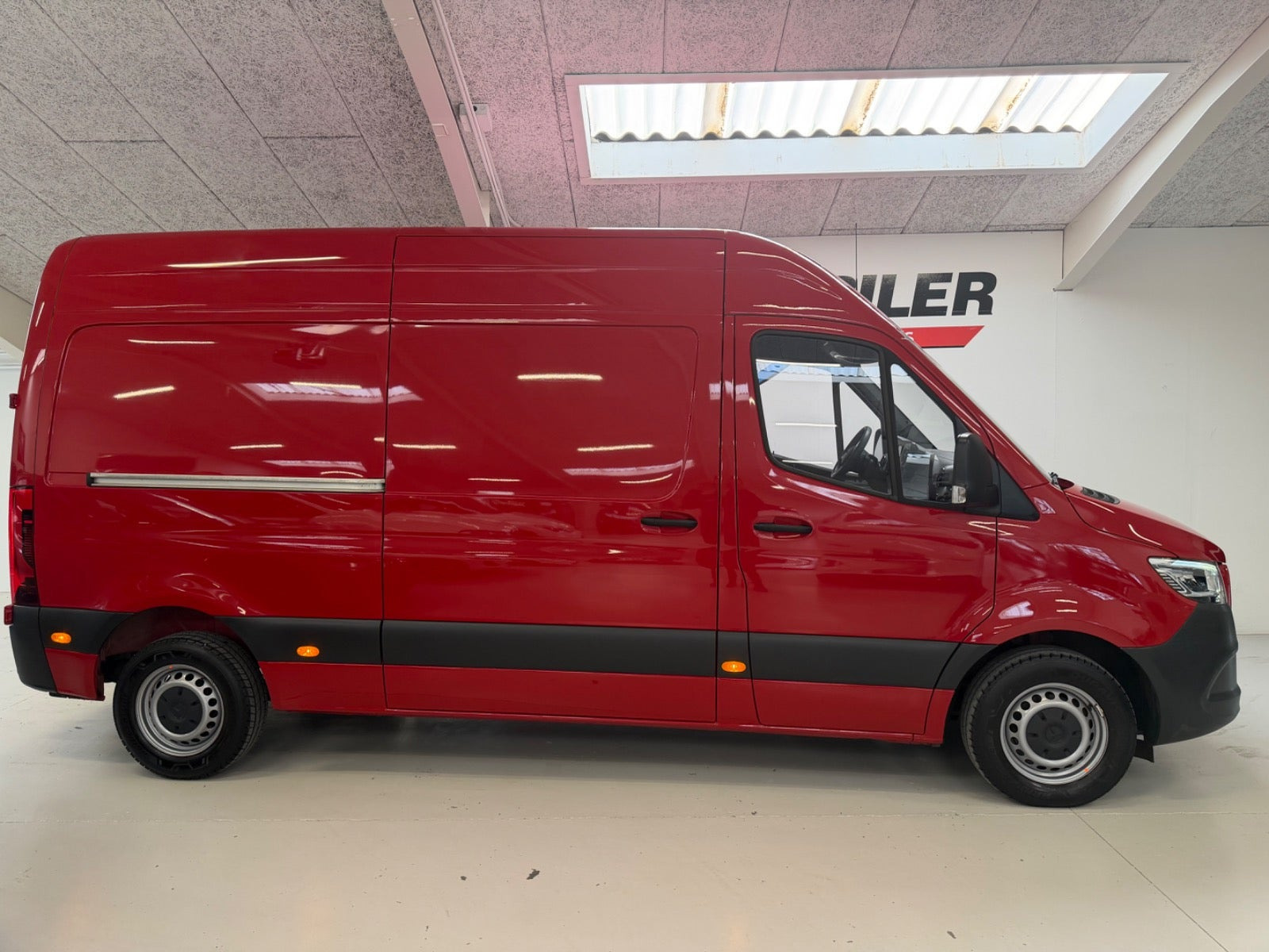 Rød Mercedes Sprinter 315 fra 2024