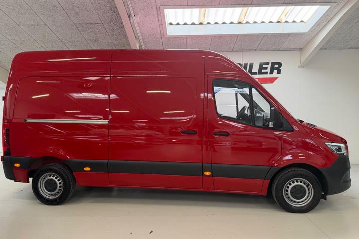 Rød Mercedes Sprinter 315 fra 2024