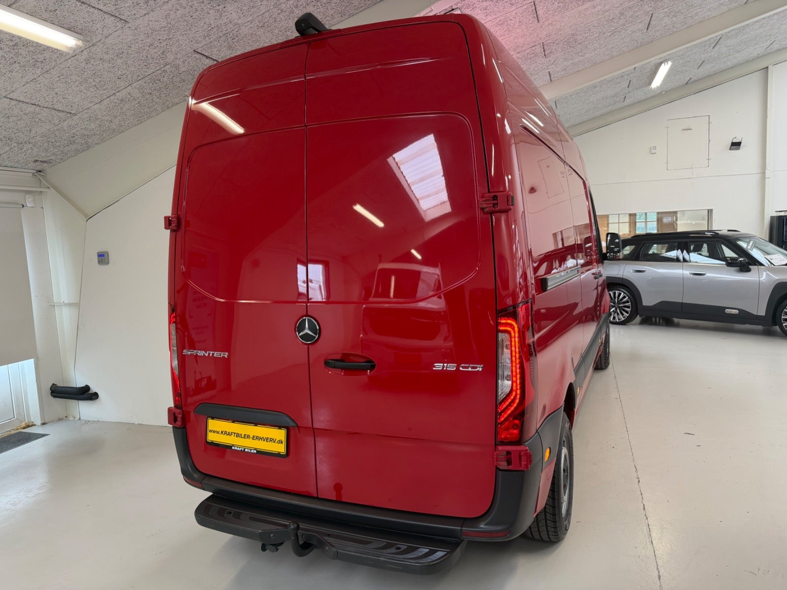 Rød Mercedes Sprinter 315 fra 2024