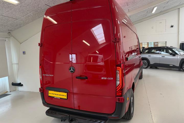 Rød Mercedes Sprinter 315 fra 2024