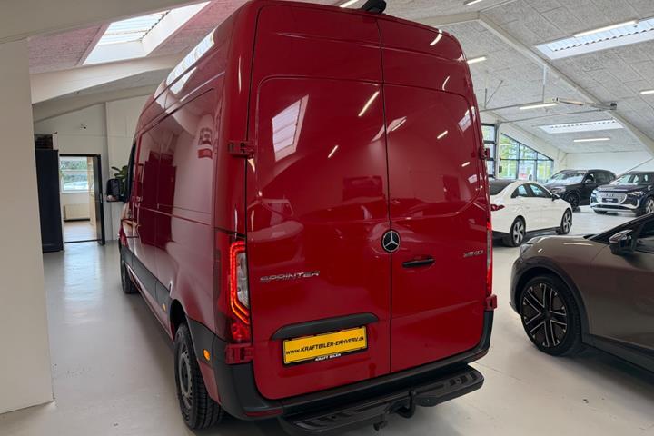 Rød Mercedes Sprinter 315 fra 2024