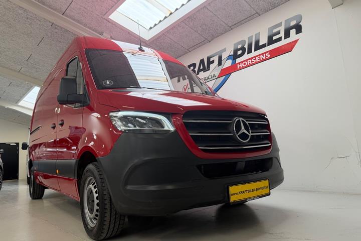 Rød Mercedes Sprinter 315 fra 2024