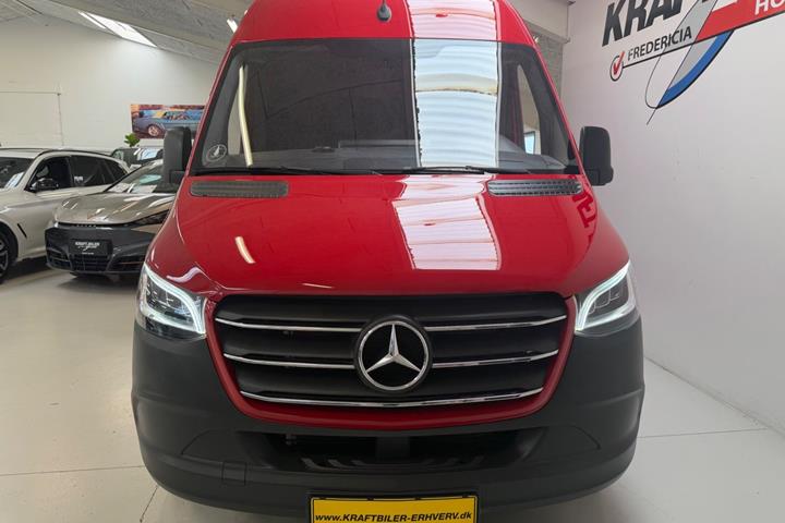 Rød Mercedes Sprinter 315 fra 2024