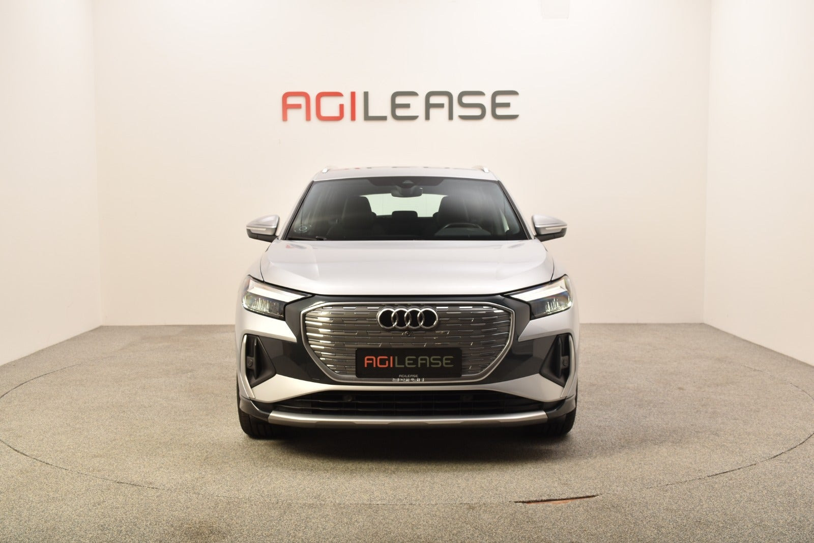 Sølv Audi Q4 e-tron fra 2024