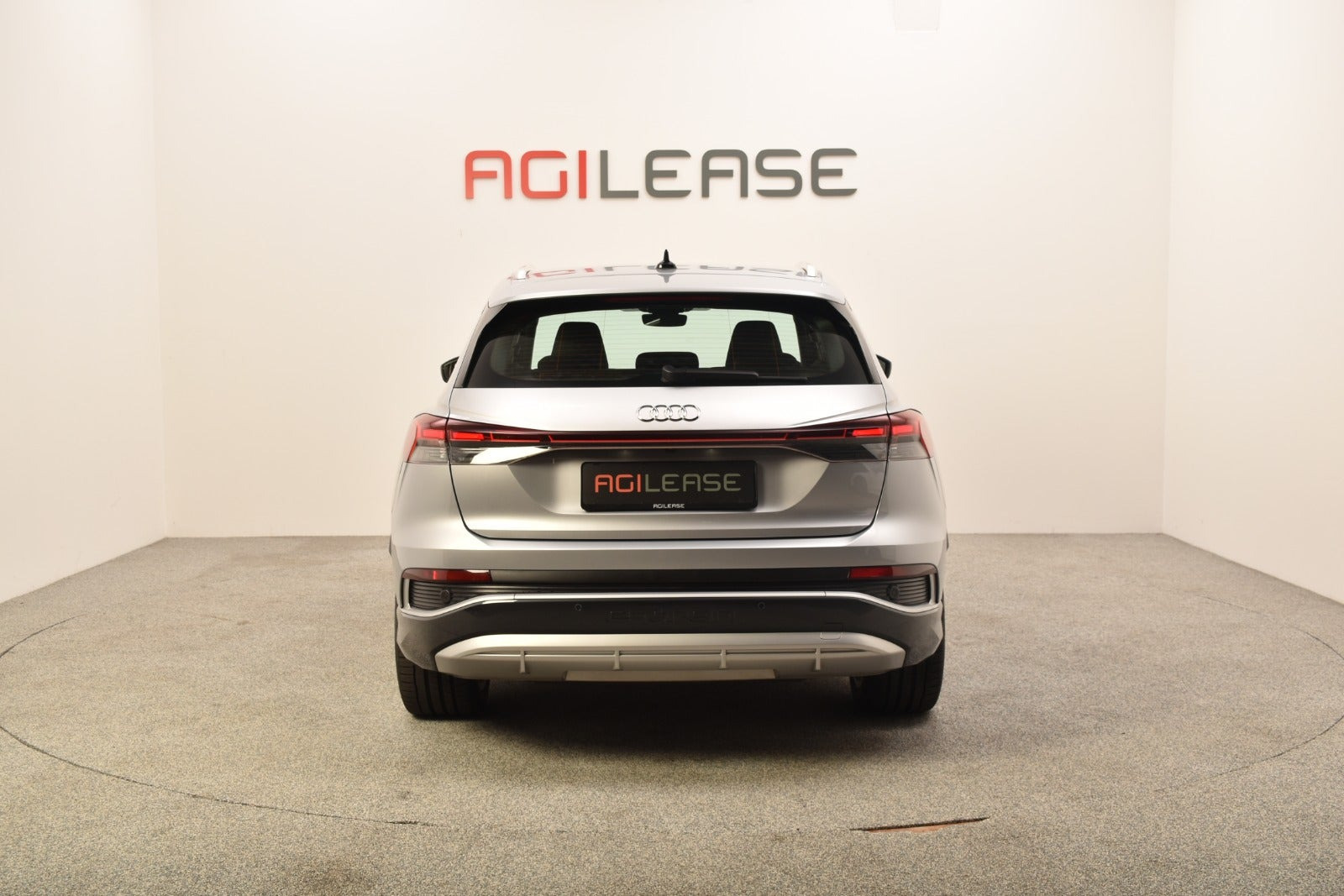 Sølv Audi Q4 e-tron fra 2024