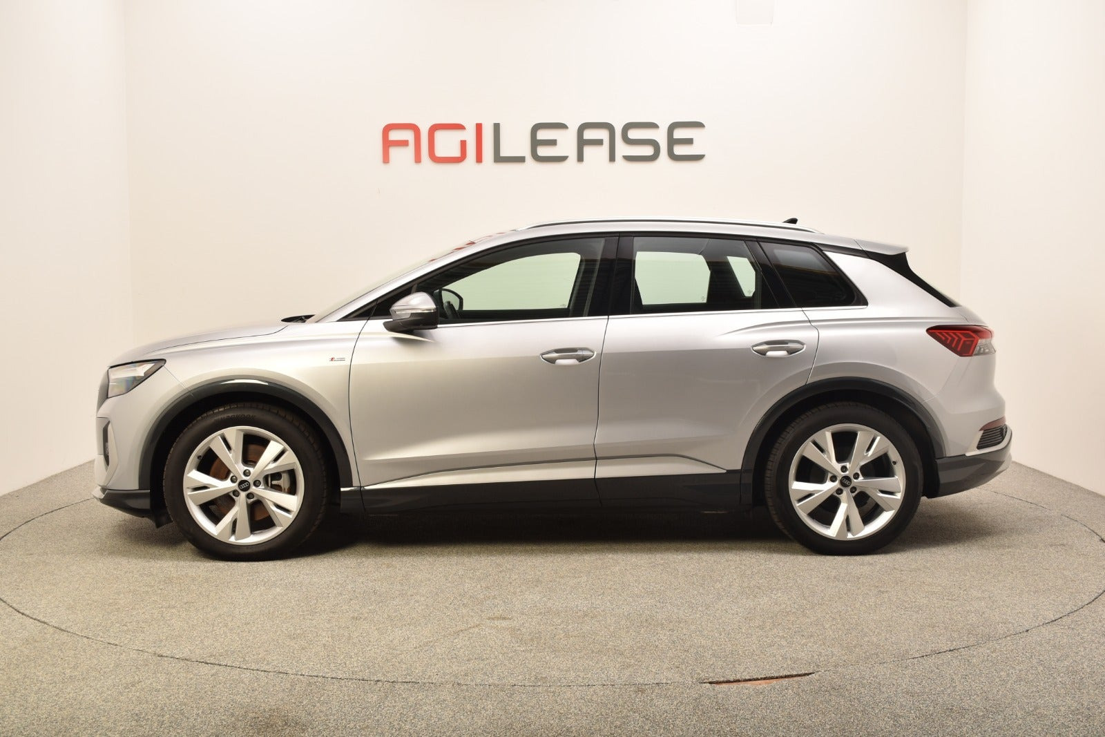 Sølv Audi Q4 e-tron fra 2024
