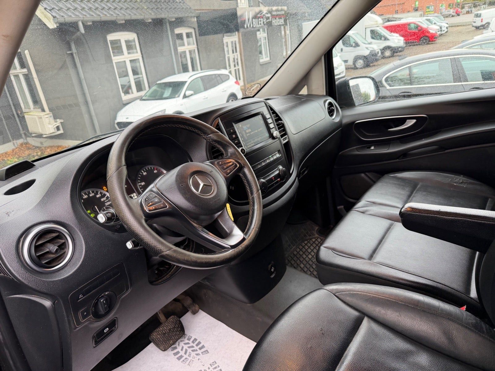 Sort Mercedes Vito 119 fra 2019