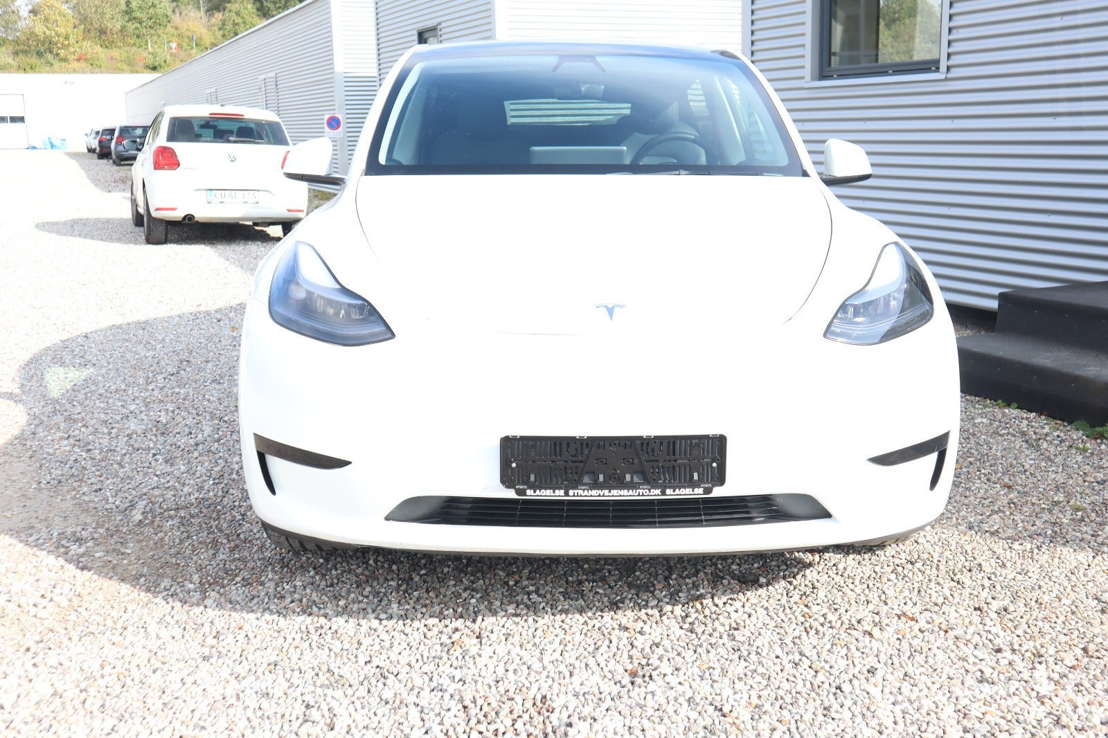 Hvid Tesla Model Y fra 2023