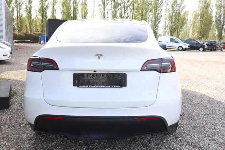 Hvid Tesla Model Y fra 2023