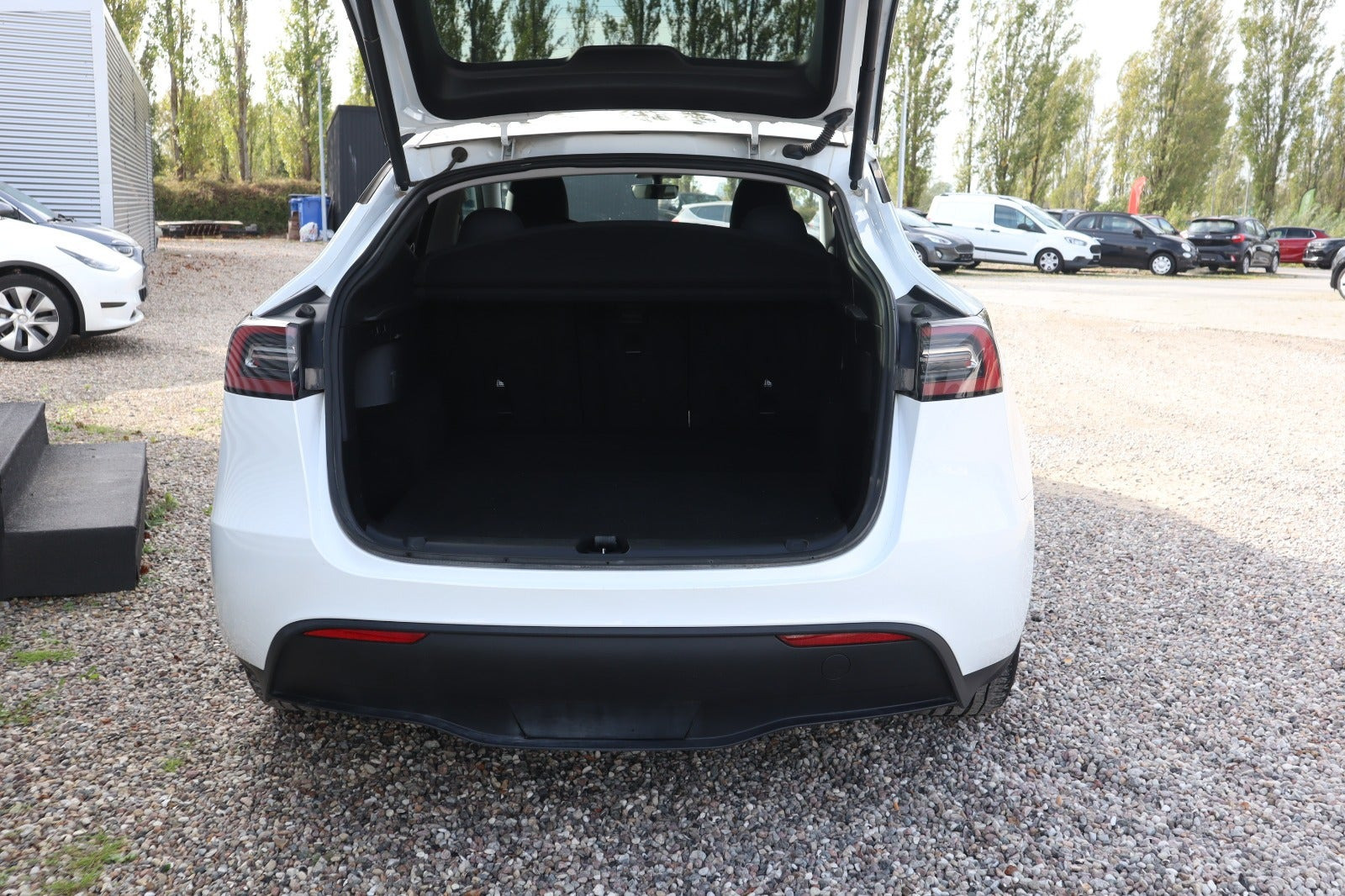 Hvid Tesla Model Y fra 2023