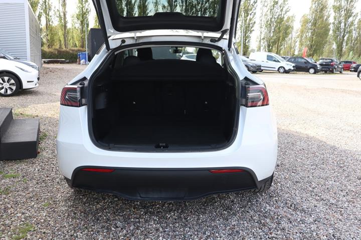 Hvid Tesla Model Y fra 2023