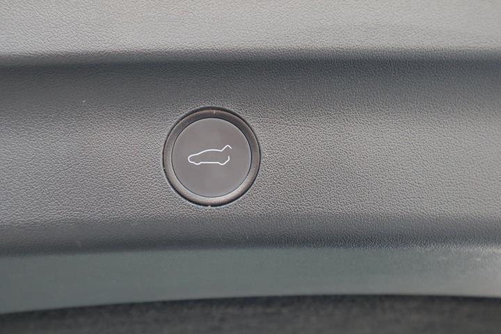 Hvid Tesla Model Y fra 2023