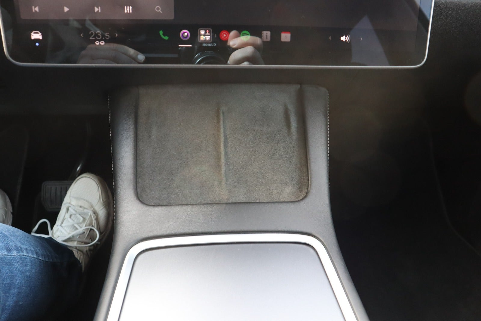 Hvid Tesla Model Y fra 2023