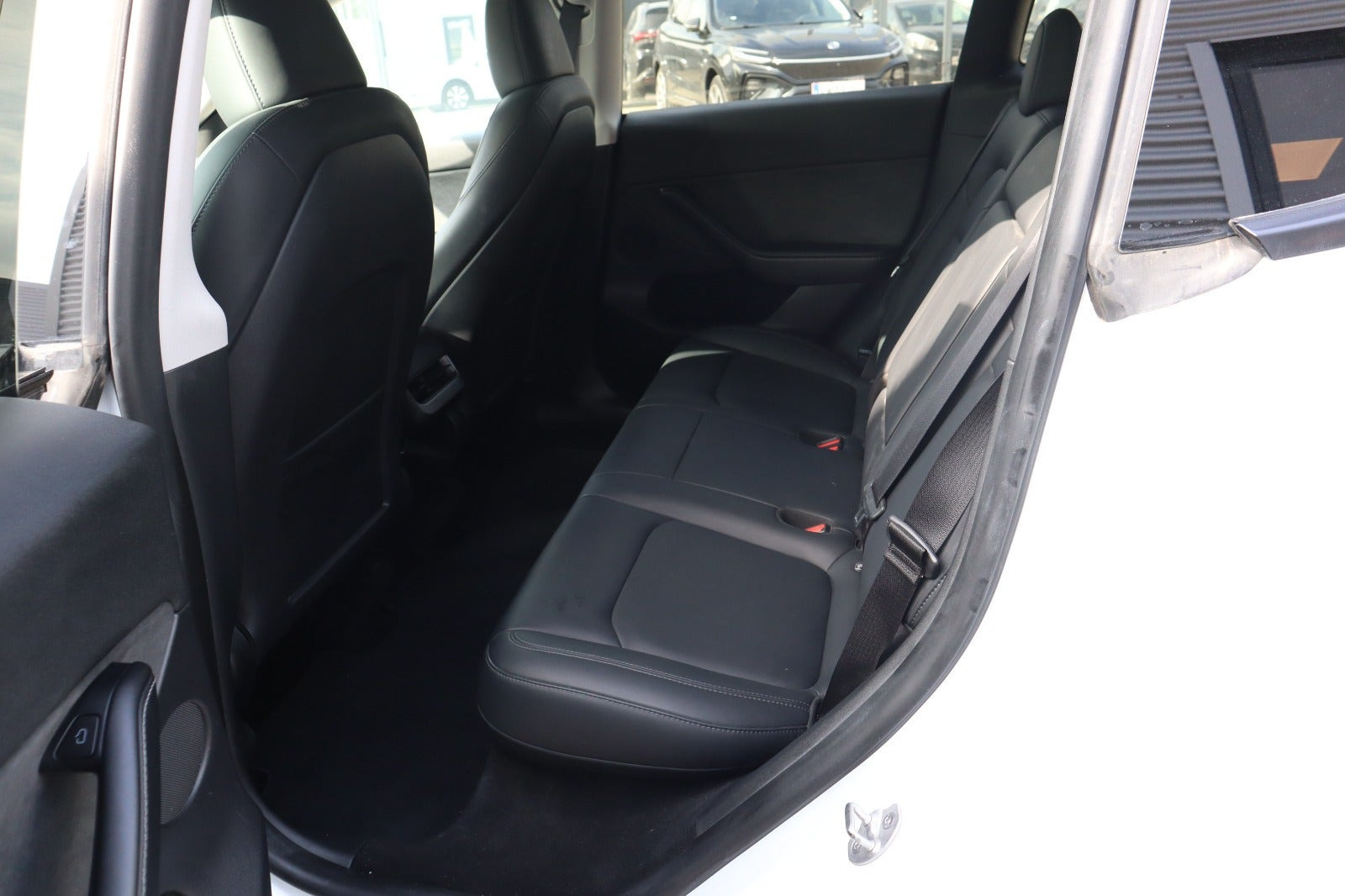 Hvid Tesla Model Y fra 2023