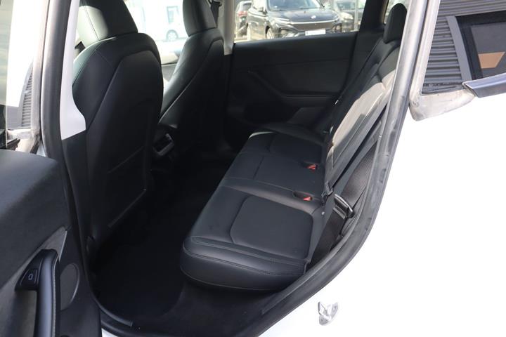 Hvid Tesla Model Y fra 2023