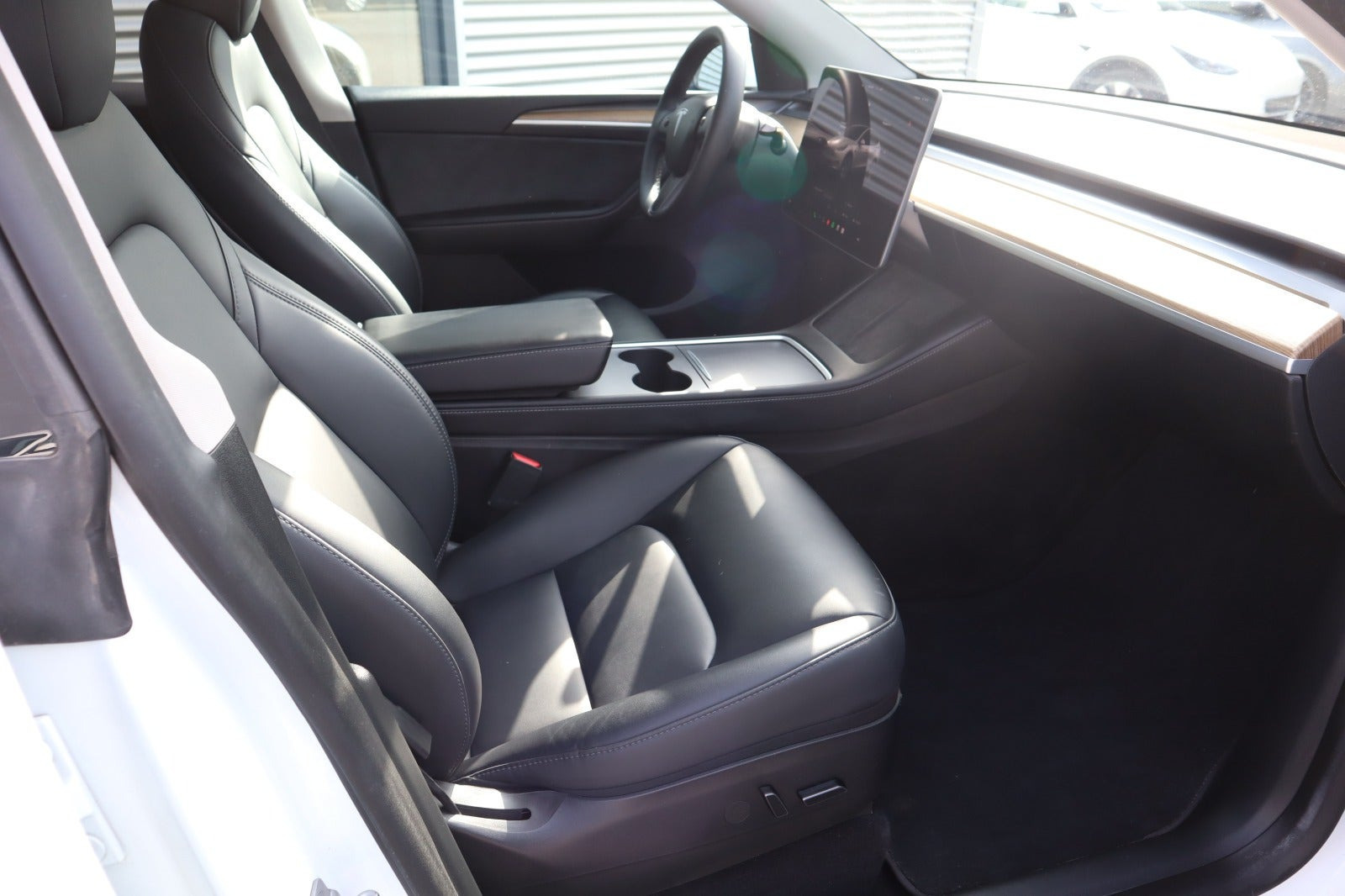 Hvid Tesla Model Y fra 2023