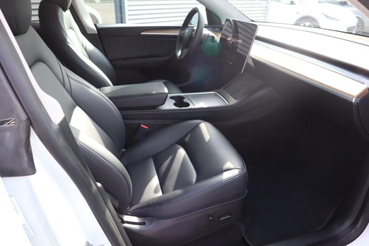 Hvid Tesla Model Y fra 2023