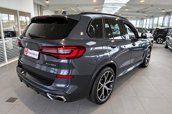 Grå BMW X5 fra 2021