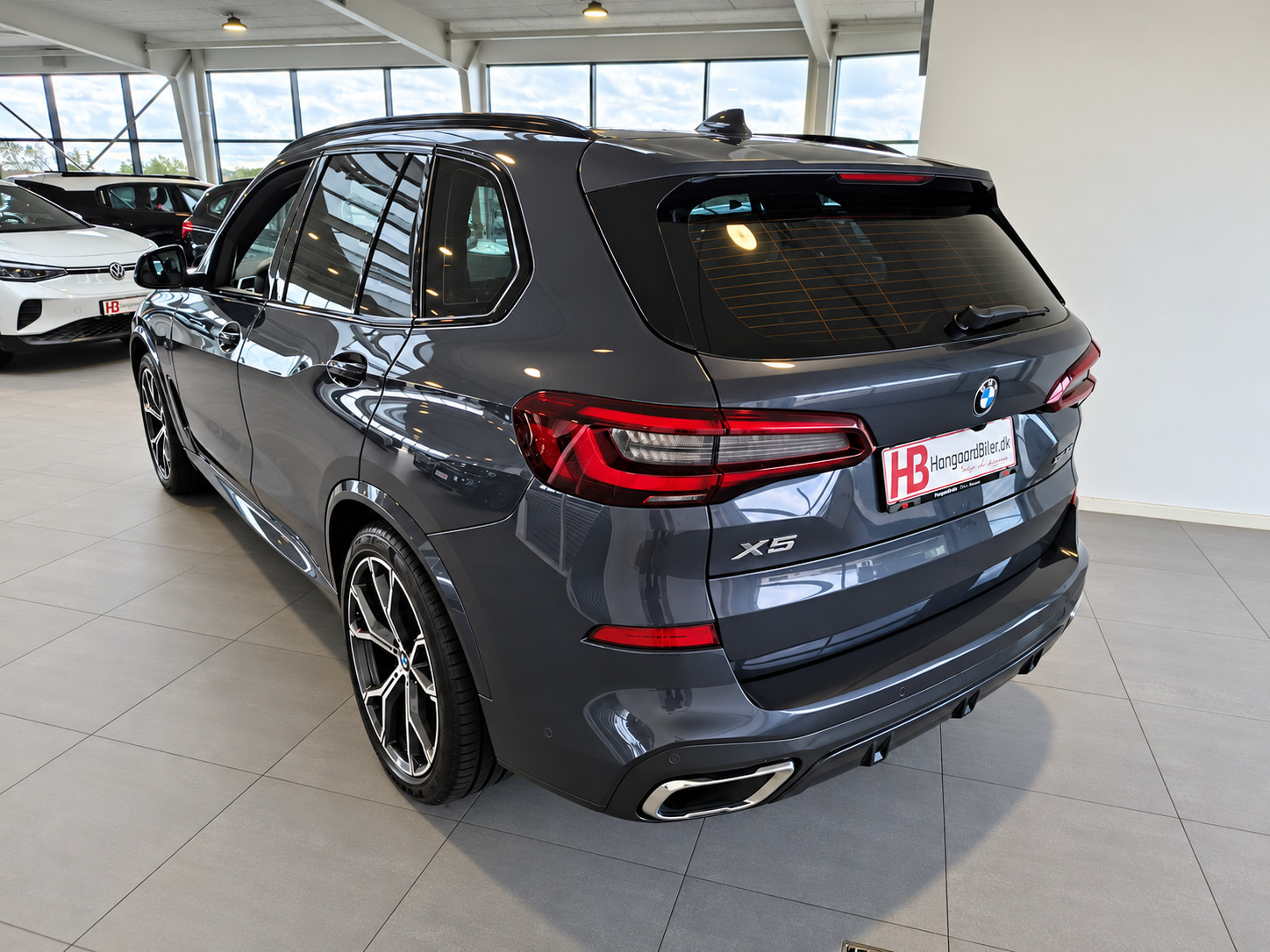 Grå BMW X5 fra 2021
