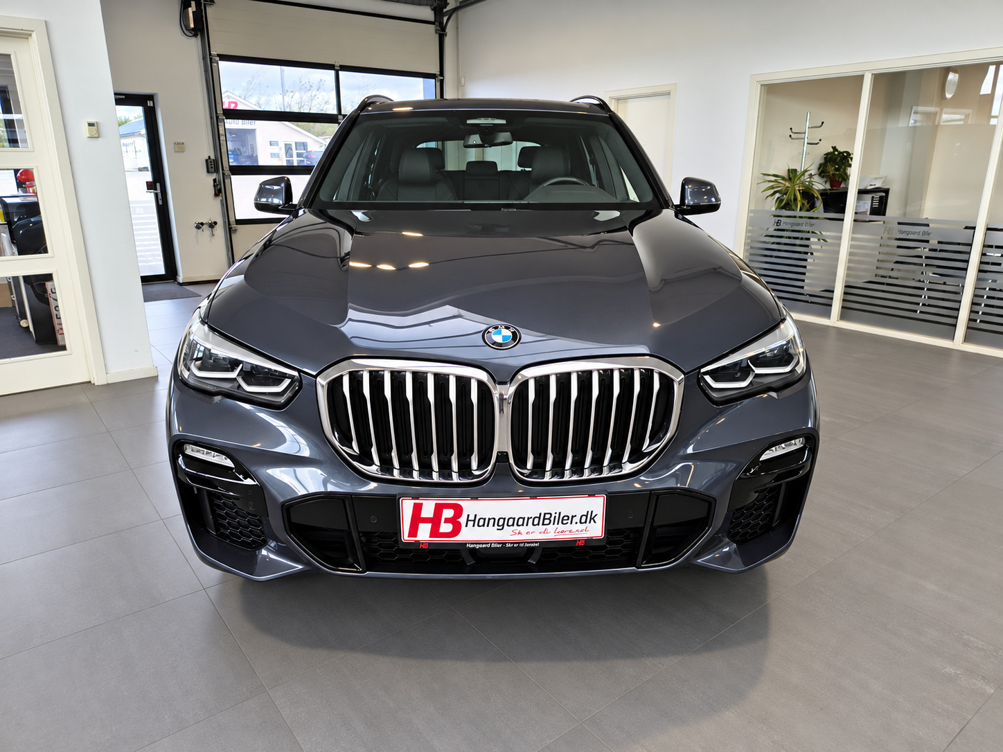 Grå BMW X5 fra 2021