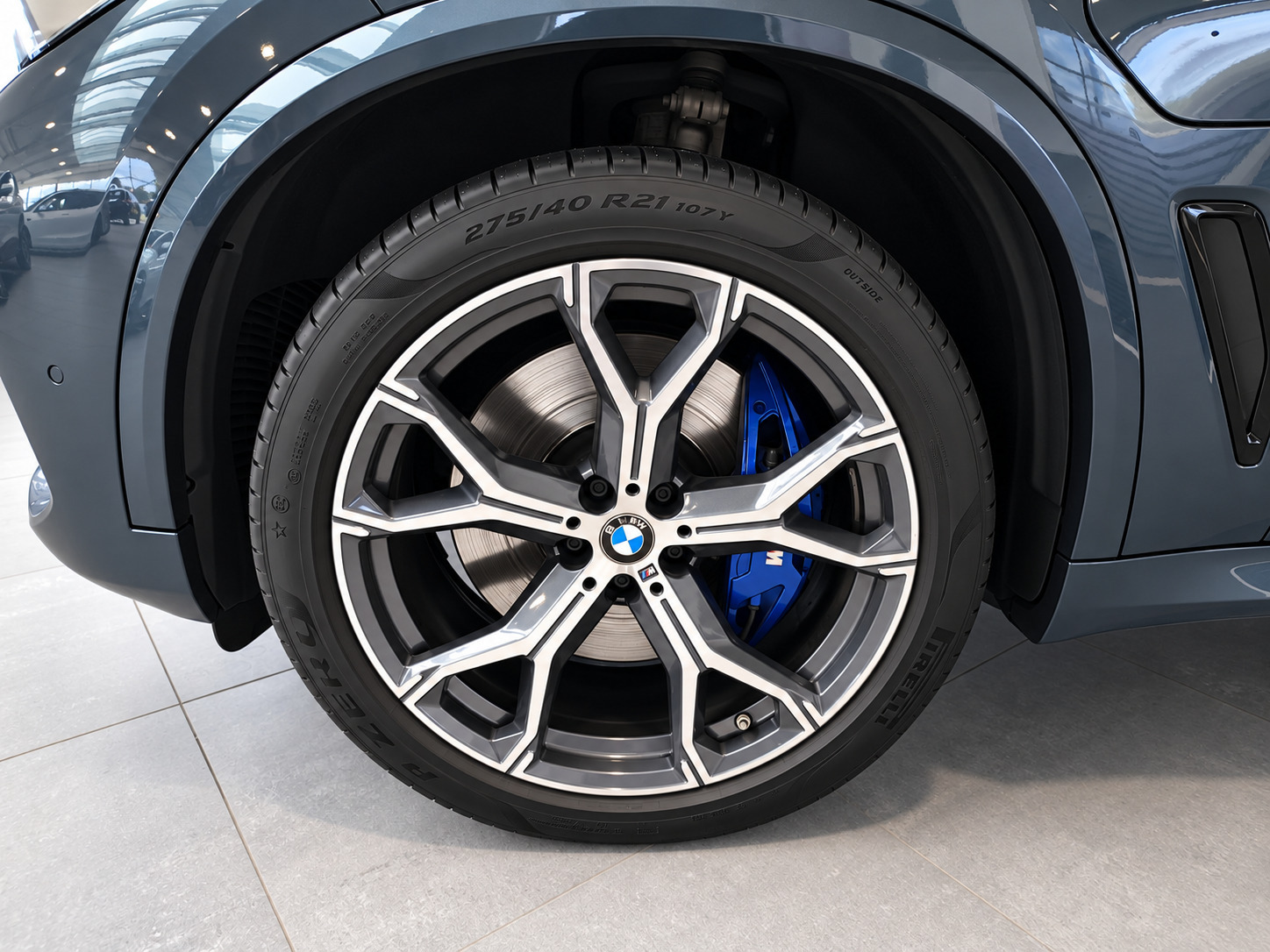 Grå BMW X5 fra 2021