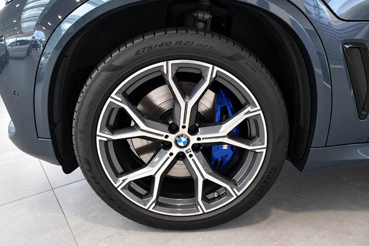 Grå BMW X5 fra 2021