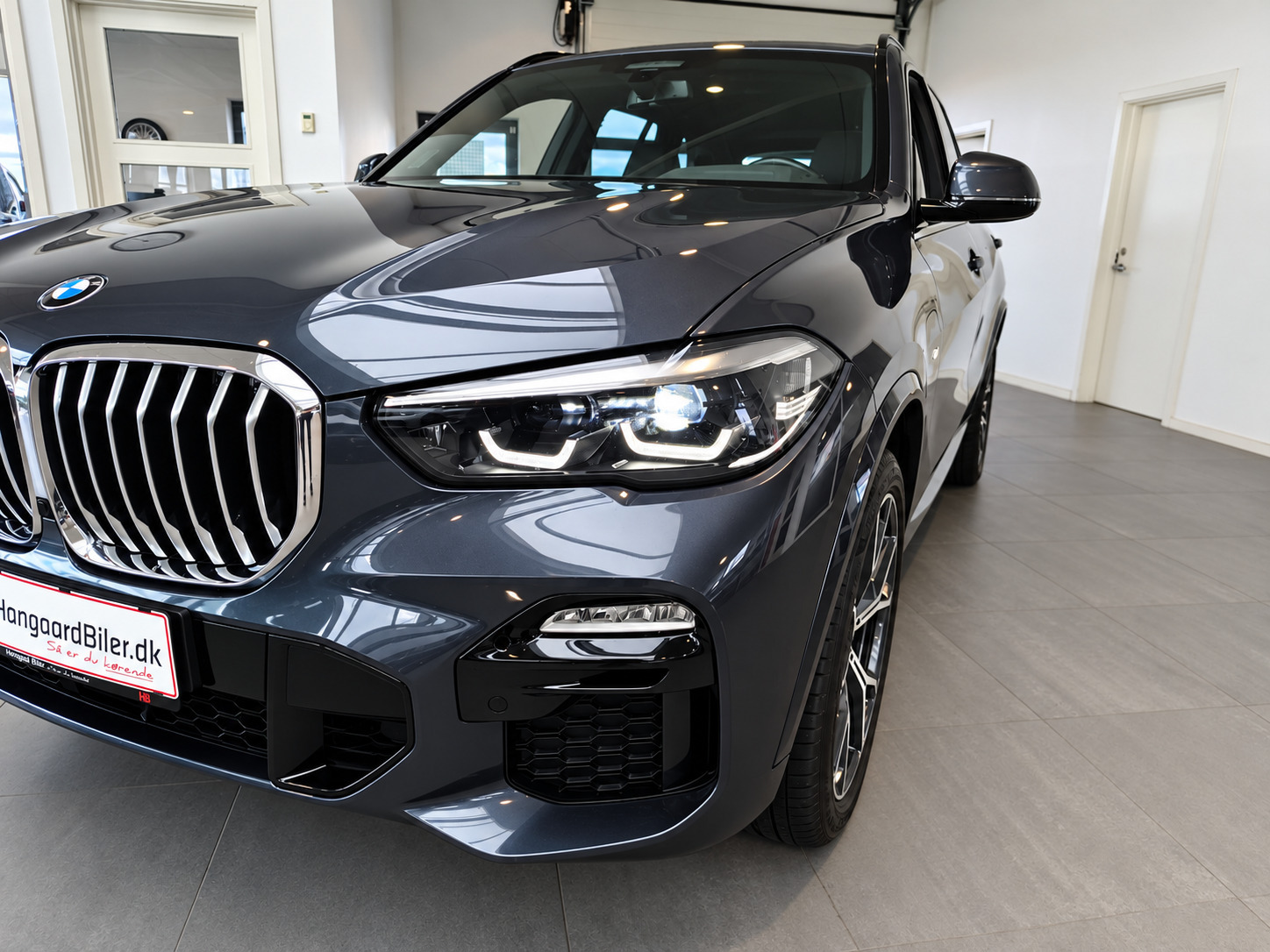 Grå BMW X5 fra 2021
