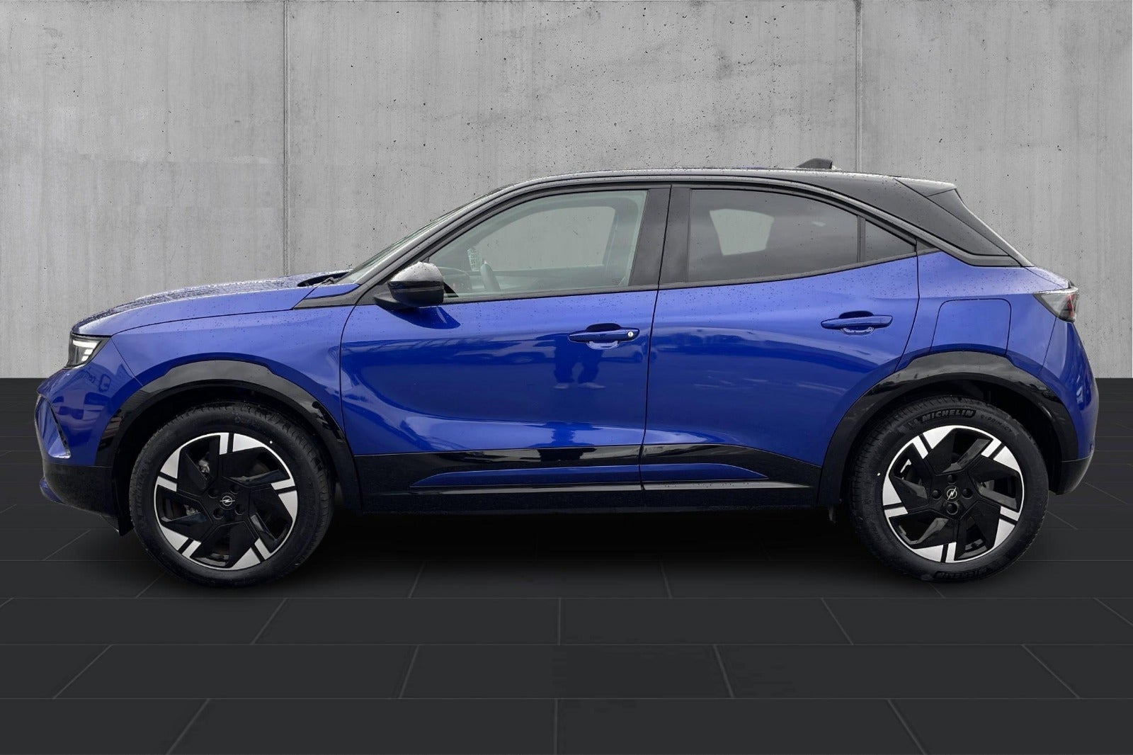 Blå Opel Mokka-e fra 2025