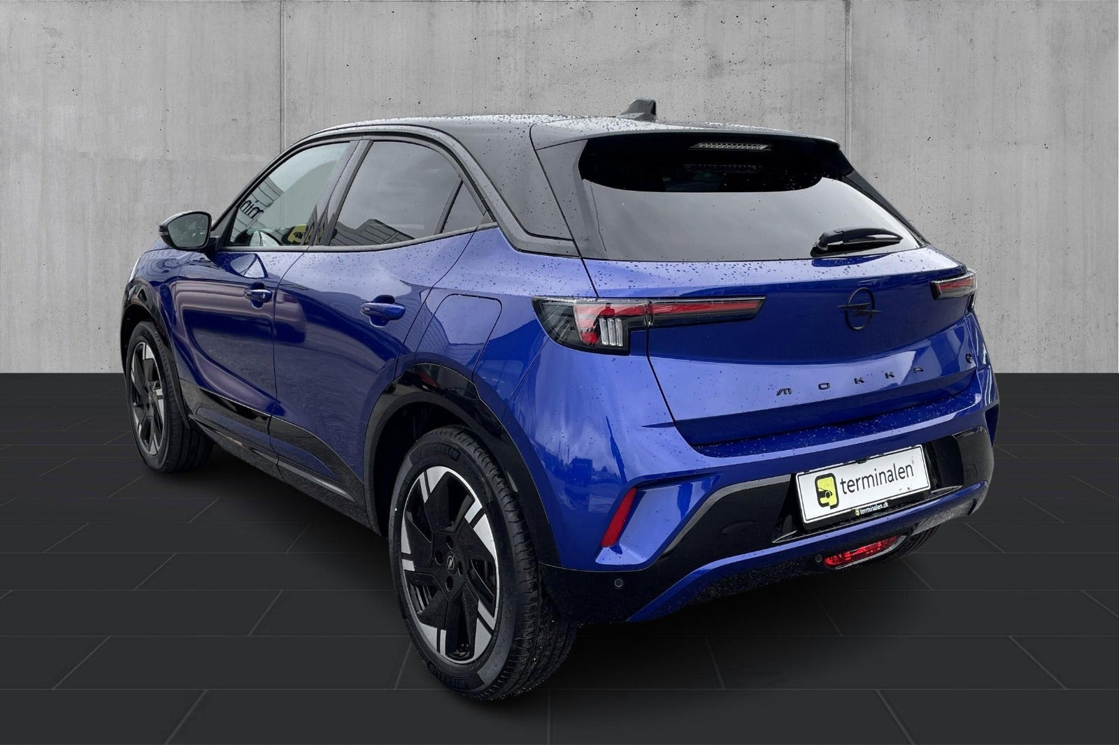Blå Opel Mokka-e fra 2025