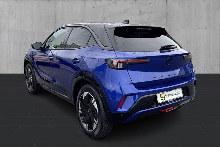 Blå Opel Mokka-e fra 2025
