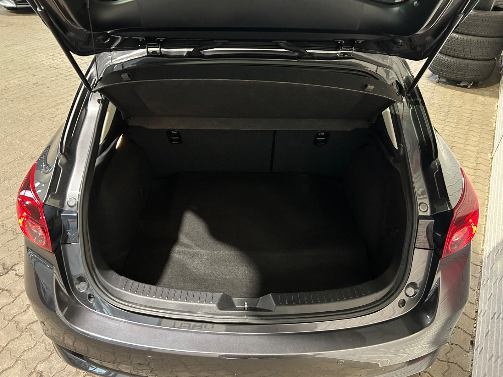 Grå Mazda 3 fra 2017