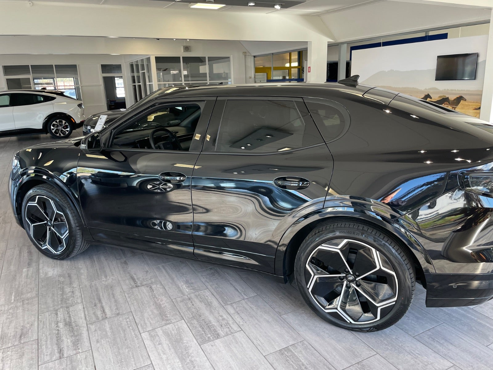 Sort Ford Capri fra 2025
