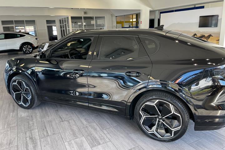 Sort Ford Capri fra 2025