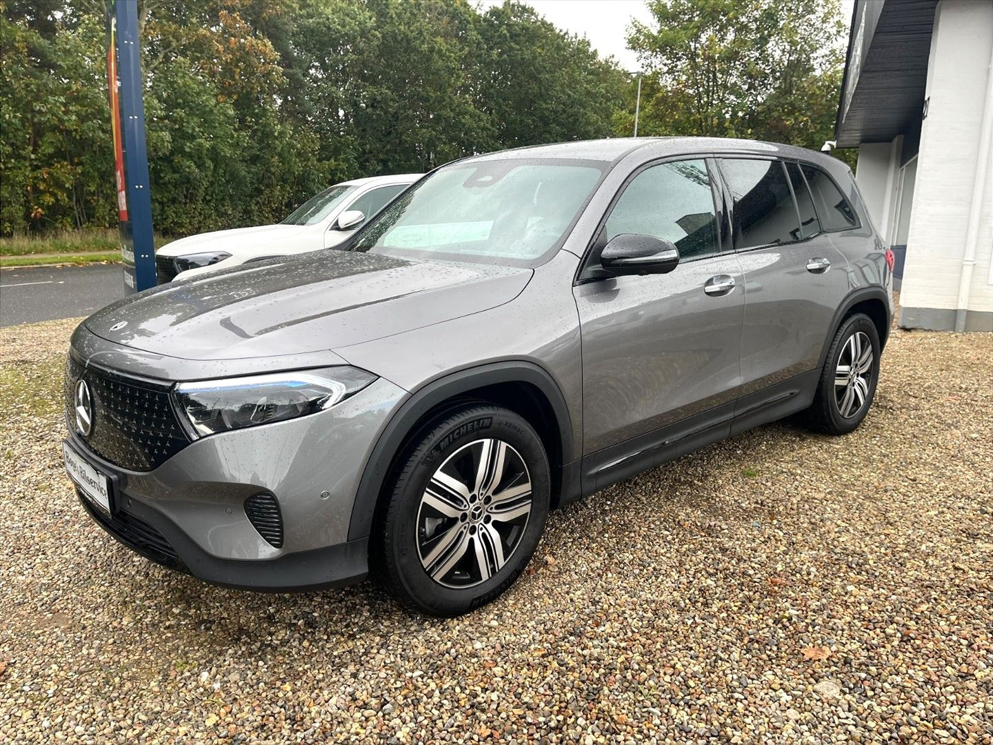 Grå Mercedes EQB250+ fra 2025