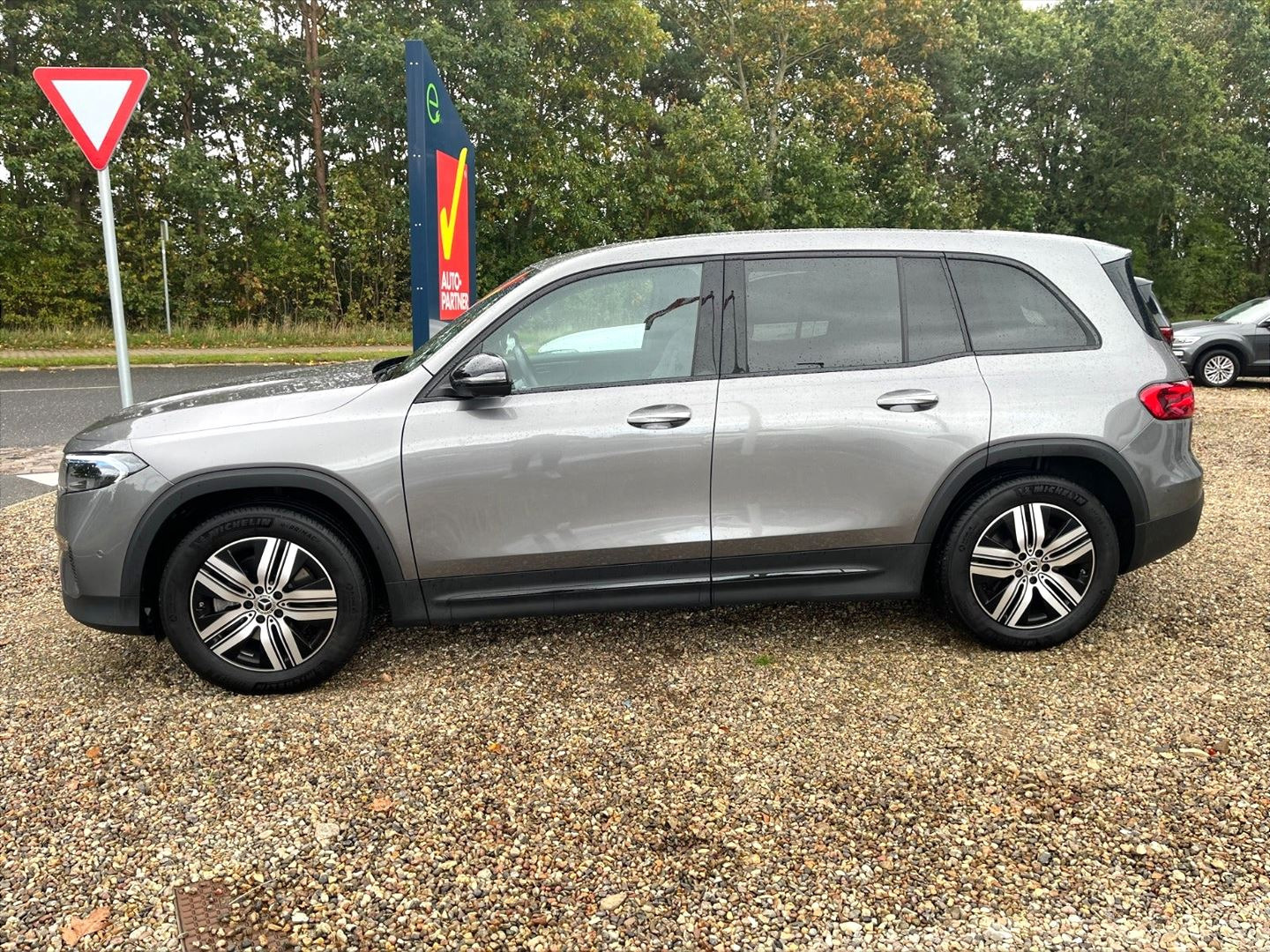 Grå Mercedes EQB250+ fra 2025