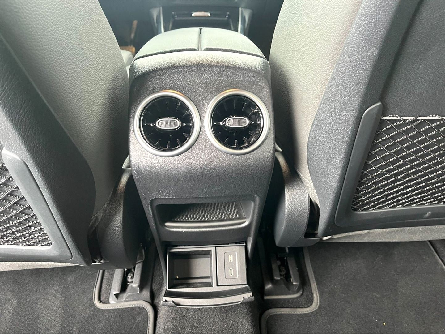 Grå Mercedes EQB250+ fra 2025