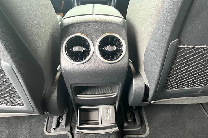Grå Mercedes EQB250+ fra 2025