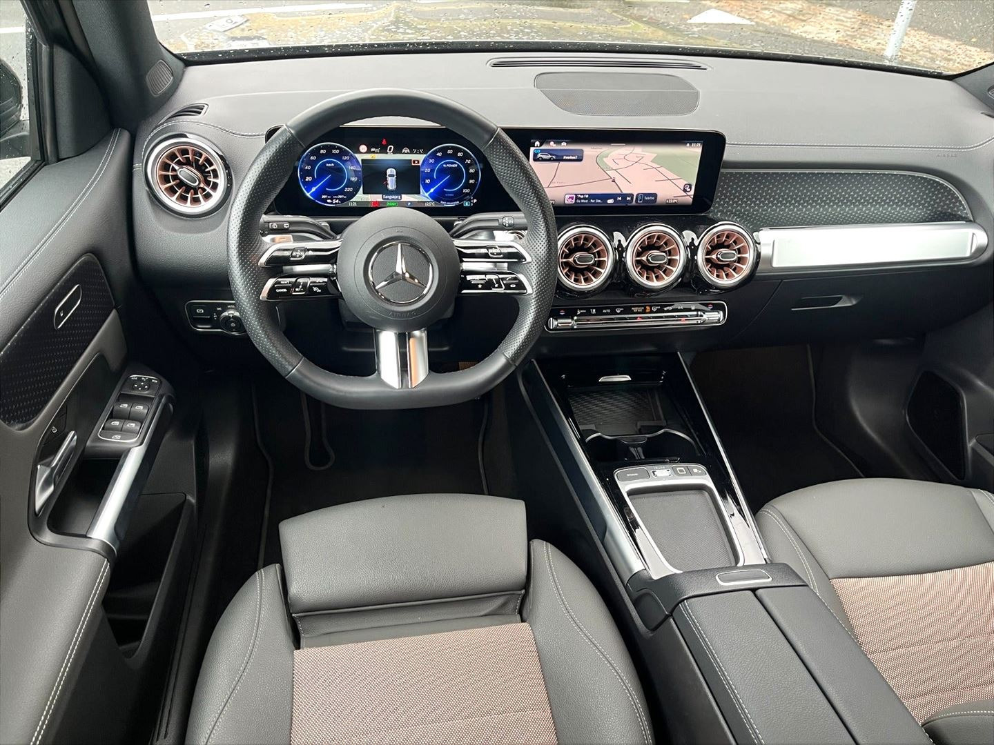 Grå Mercedes EQB250+ fra 2025
