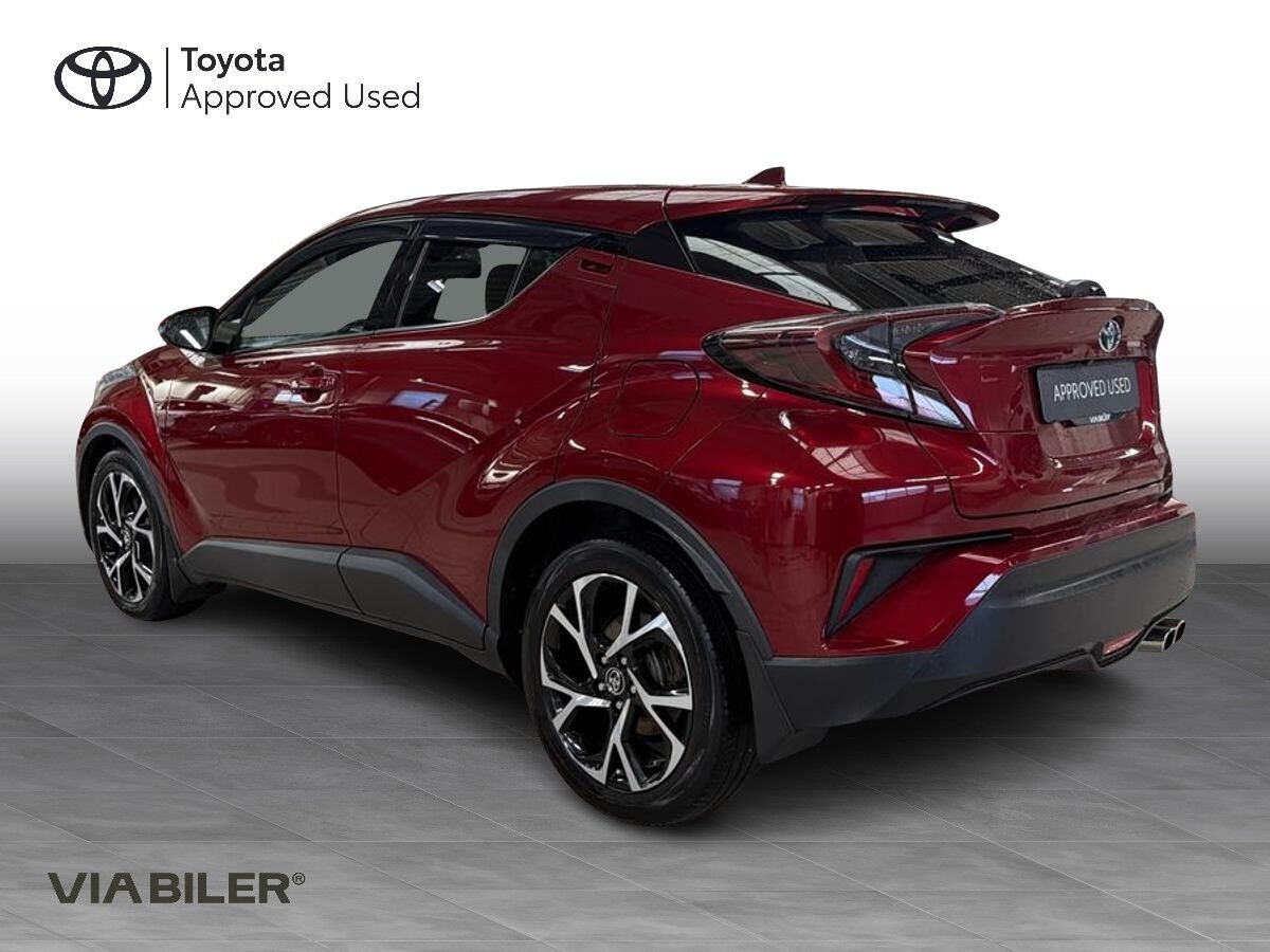 Rød Toyota C-HR fra 2018