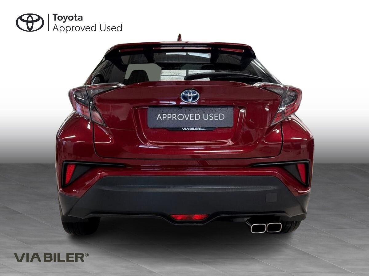 Rød Toyota C-HR fra 2018