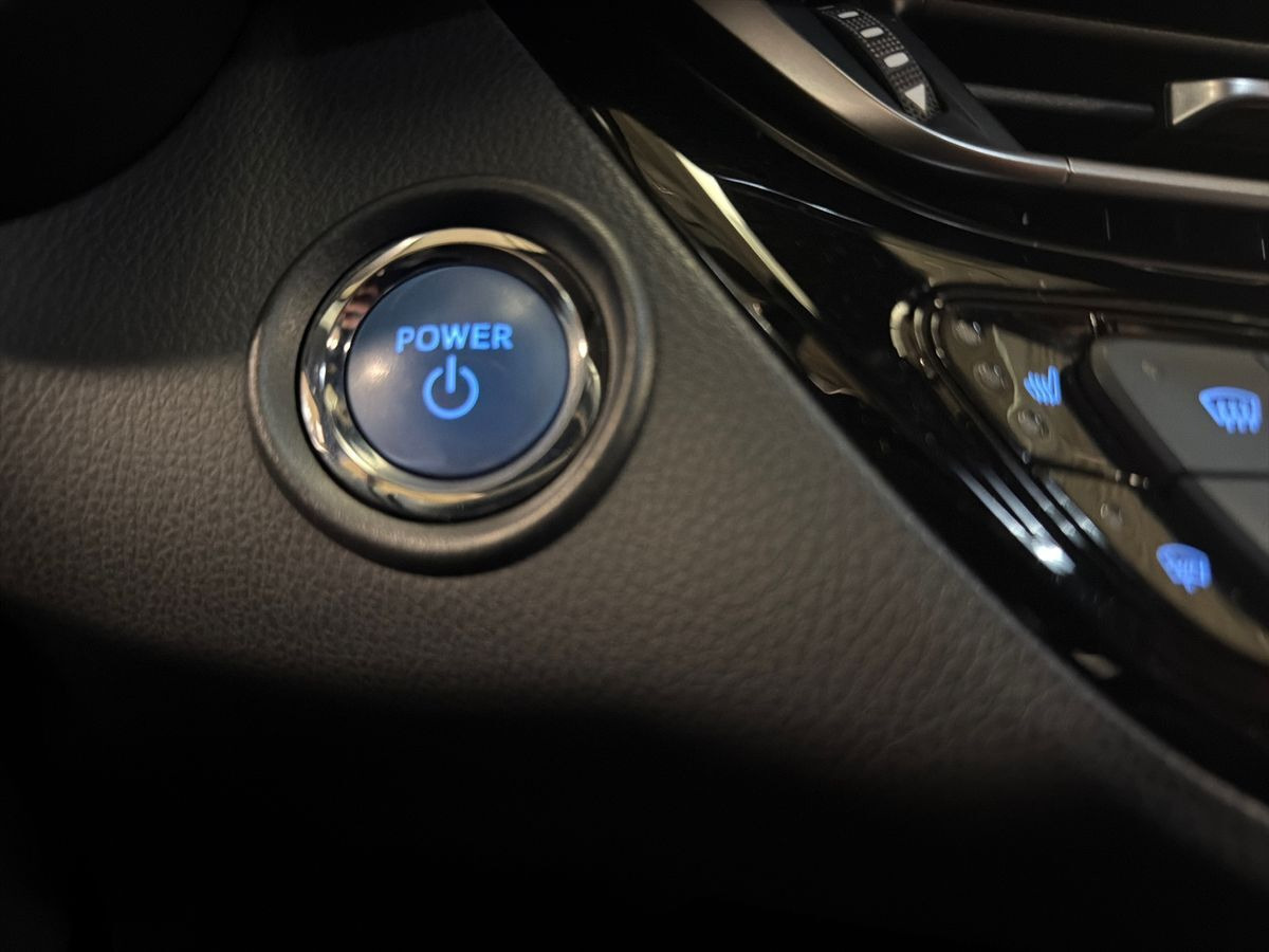 Rød Toyota C-HR fra 2018