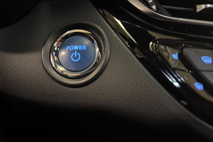 Rød Toyota C-HR fra 2018