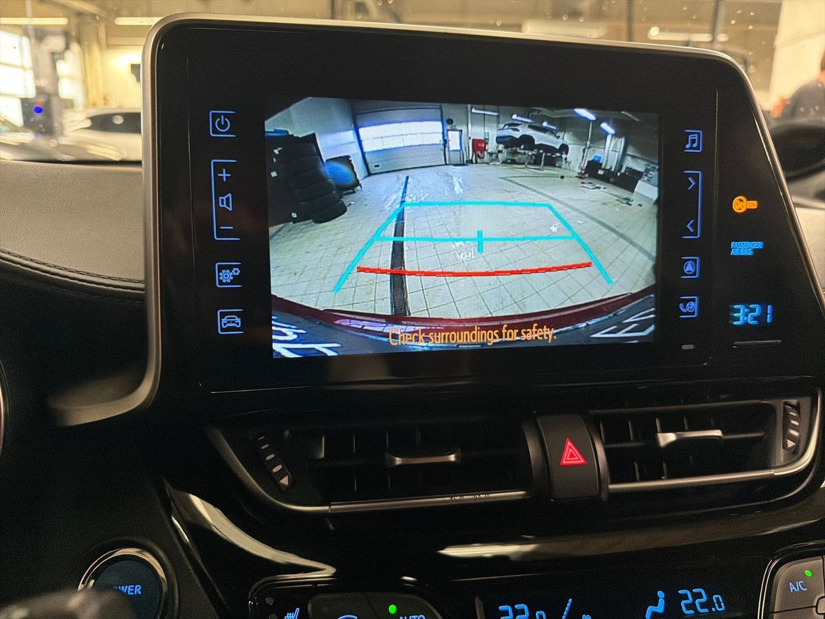 Rød Toyota C-HR fra 2018