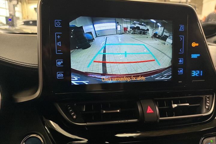 Rød Toyota C-HR fra 2018