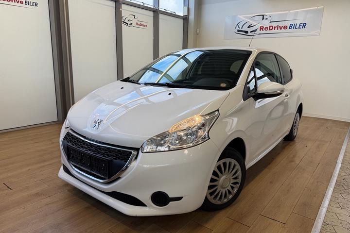 Hvid Peugeot 208 fra 2012 set udefra