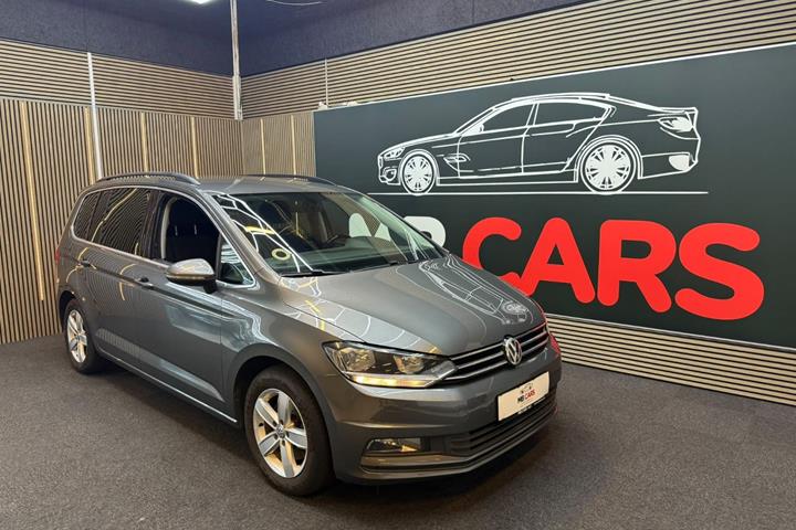 Grå VW Touran fra 2016 set udefra