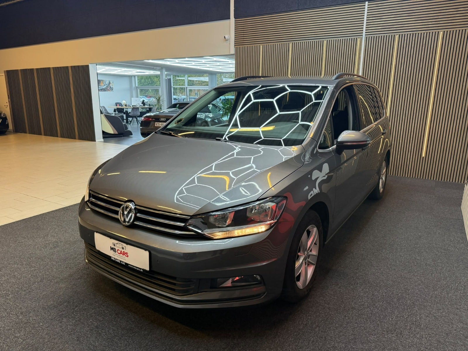 Grå VW Touran fra 2016